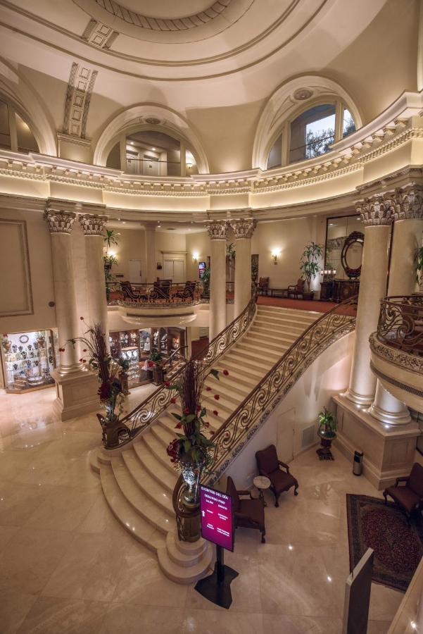 萨菲奢华皇谷酒店 San Pedro Garza Garcia 外观 照片 The lobby of the Four Seasons Hotel