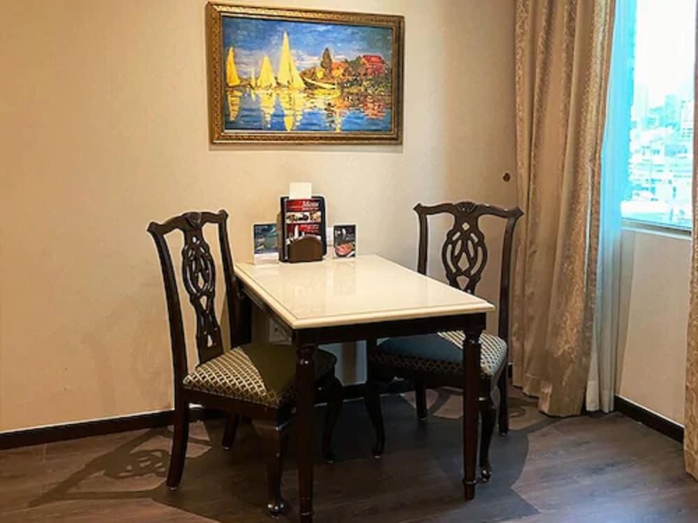 萨菲奢华皇谷酒店 San Pedro Garza Garcia 外观 照片 A table and two chairs