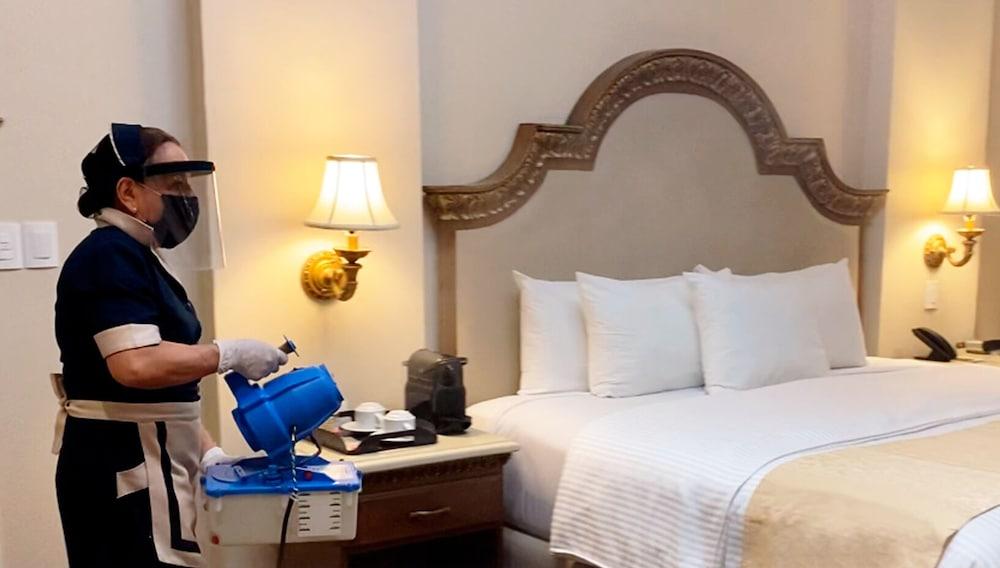 萨菲奢华皇谷酒店 San Pedro Garza Garcia 外观 照片 A hotel employee cleans a guest room at the Hilton San Francisco Airport.
