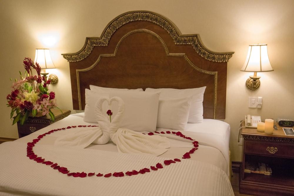 萨菲奢华皇谷酒店 San Pedro Garza Garcia 外观 照片 A bed with a towel swan