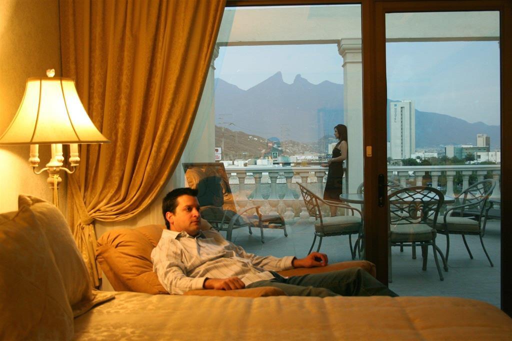 萨菲奢华皇谷酒店 San Pedro Garza Garcia 客房 照片 A guest at the Four Seasons Hotel in Santiago, Chile