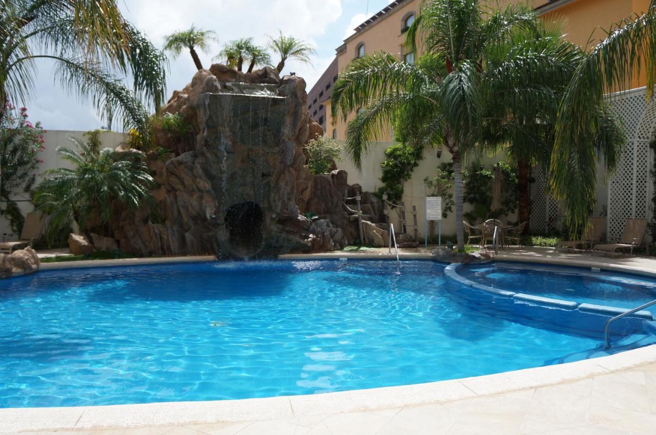 萨菲奢华皇谷酒店 San Pedro Garza Garcia 外观 照片 Swimming pool at the hotel
