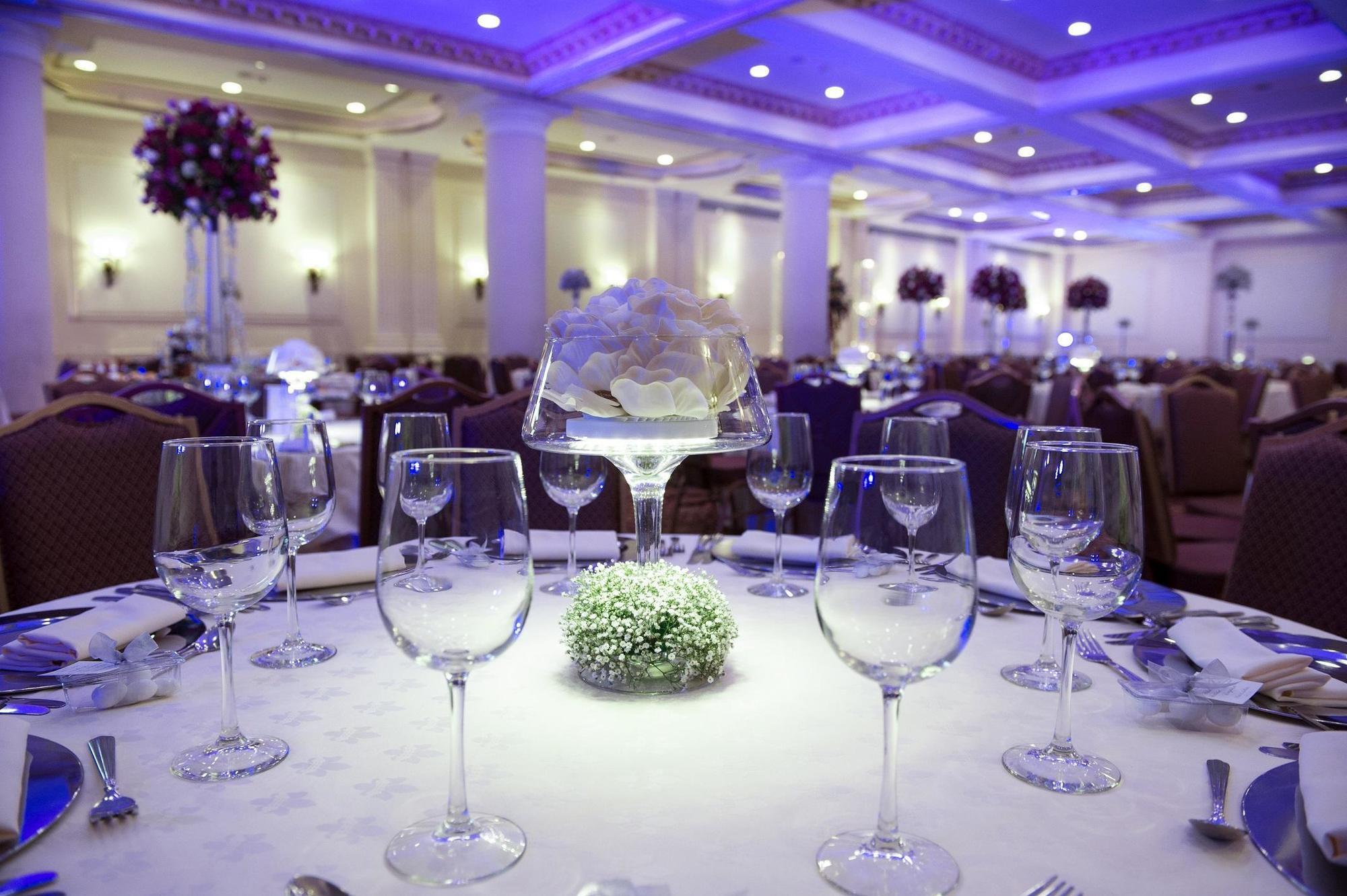 萨菲奢华皇谷酒店 San Pedro Garza Garcia 外观 照片 A table set for a formal dinner
