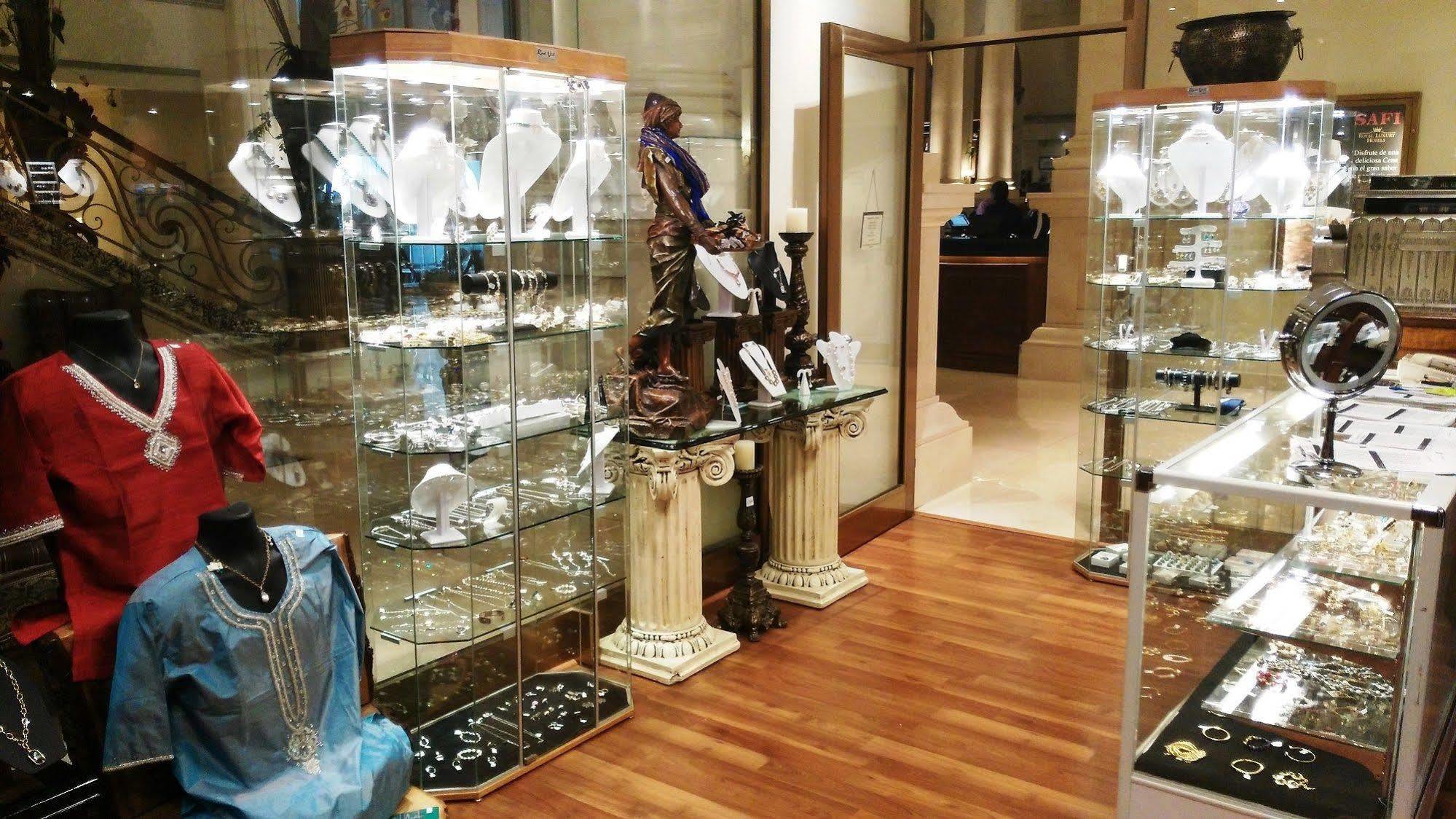 萨菲奢华皇谷酒店 San Pedro Garza Garcia 外观 照片 A jewellery shop in the shopping mall